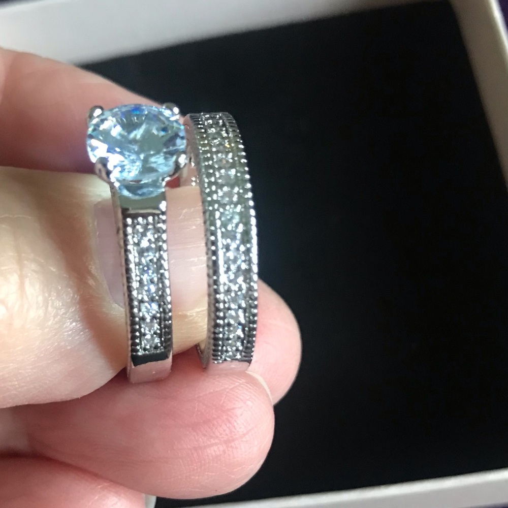 Elegant Sterling Silver Ring set with Clear Gemstone - Picture 2 of 4